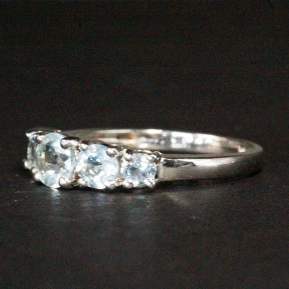 Contemporary QVC Sterling Silver Hallmarked Light Blue Topaz Five Stone Ring - Picture 7 of 7
